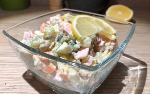 В Коми молодых людей доставили в полицию за дегустацию салатов в супермаркете