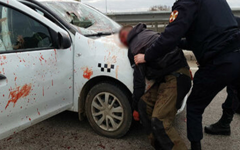 В Коми мужчина напал на водителя, который ему помог и подвез