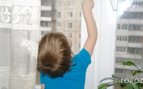 В Коми ребенок выпал из окна на глазах у матери