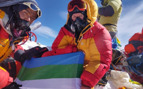 Спасатель из Коми забрался на Эверест и поднял флаг республики