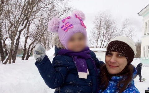 "Отбирают из-за бедности". У многодетной матери из Коми органы опеки забрали троих детей после того, как она пришла в детский сад с запахом спиртного.