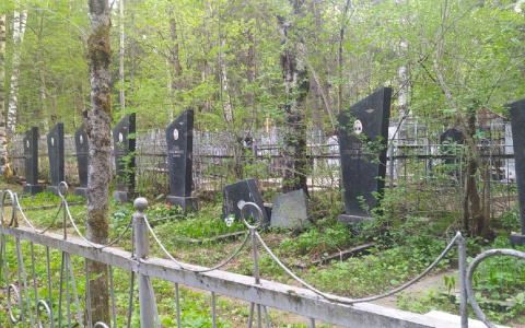 В Коми на кладбище обвалилось надгробие на захоронении 14 летчиков