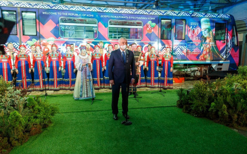 Запущен эксклюзивный поезд "Коми-100", но возить пассажиров он будет в Москве
