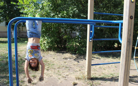Власти Сосногорска не хотели признавать детскую площадку, чтобы ее не обслуживать