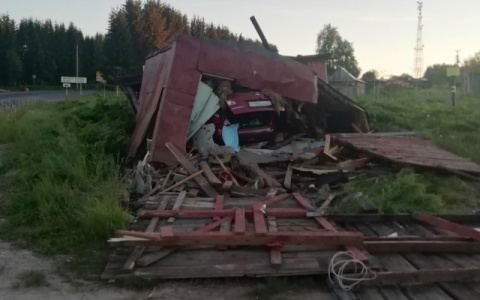 "Дорога смерти": на трассе Сыктывкар - Ухта автоледи на иномарке разнесла гараж в щепки