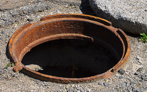 В Ухте ребенок провалился в люк на мосту