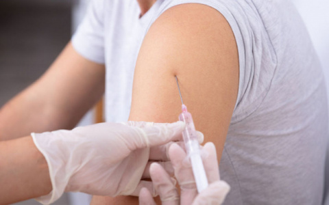 Роспотребнадзор назвал исключения, когда не вводят вторую дозу вакцины от COVID-19