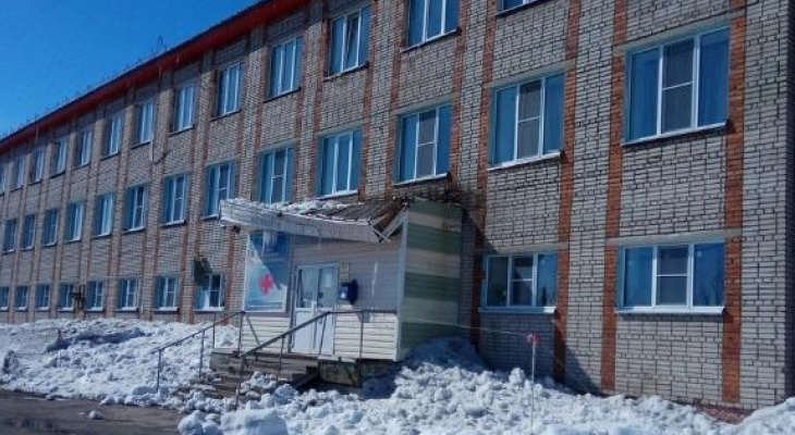 В Коми козырек поликлиники готов упасть в любую минуту В Коми козырек поликлиники готов упасть в любую минуту