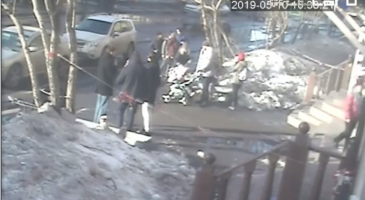 В Коми полиция разыскивает подозреваемого, который брызнул в лицо подростку из газового баллончика В Коми полиция разыскивает подозреваемого, который брызнул в лицо подростку из газового баллончика