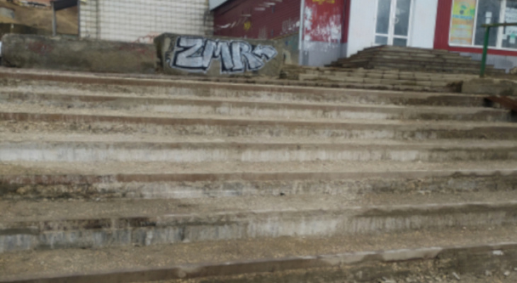 Лестница в самом центре города пришла в негодность через год после капитального ремонта Лестница в самом центре города пришла в негодность через год после капитального ремонта