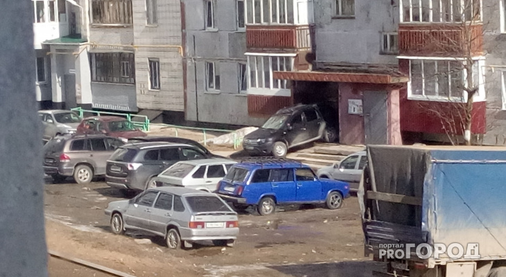 Ухтинцев возмутил припаркованный "в подъезде" автомобиль