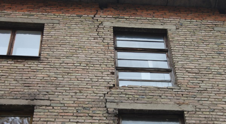 трещины на фасаде многоквартирного дома