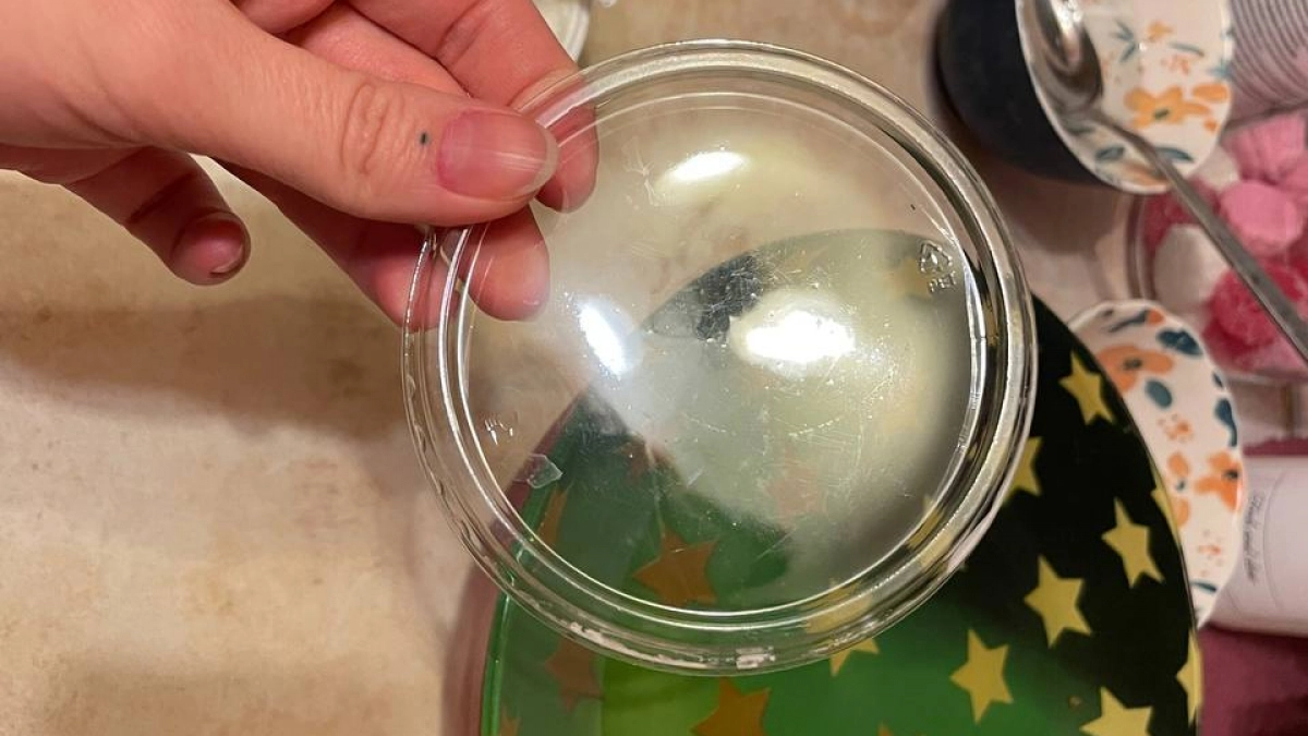 Золото, а не мусор: пластиковые крышки от сметаны берегу как зеницу ока – море огромной пользы