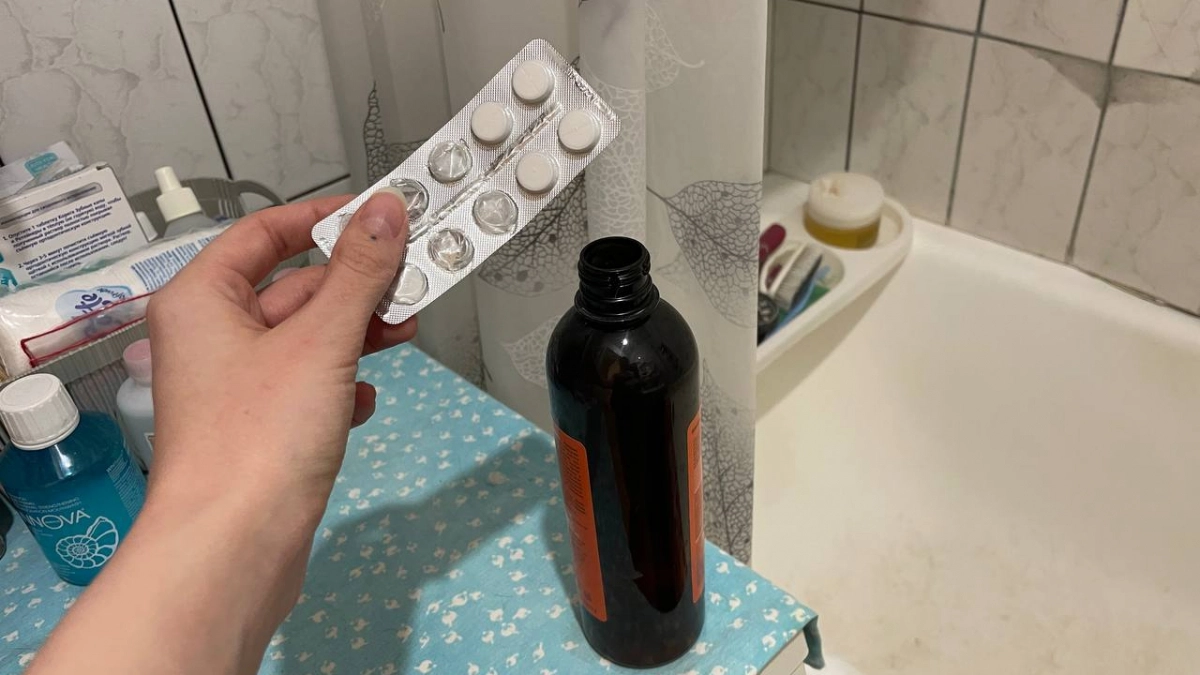 Добавляю 1 таблетку в шампунь: корни волос чистые по 5 дней – способ на август