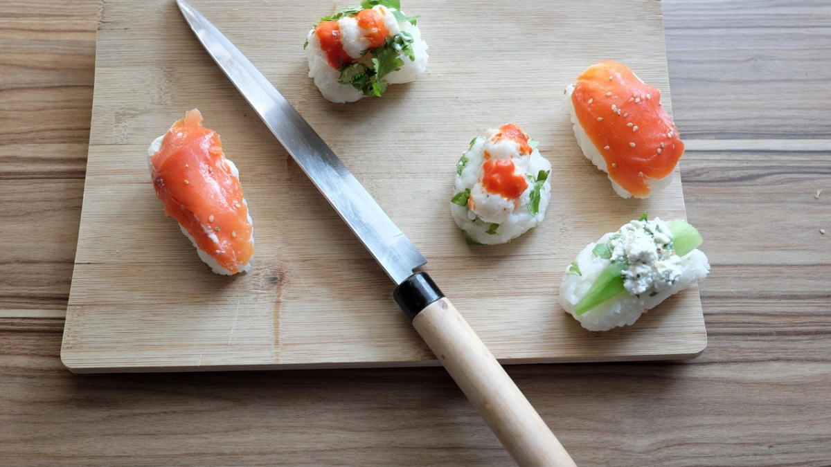 Три простых продукта на тёрку — и сытная намазка на хлеб готова: вкуснее любых каш и омлета на завтрак