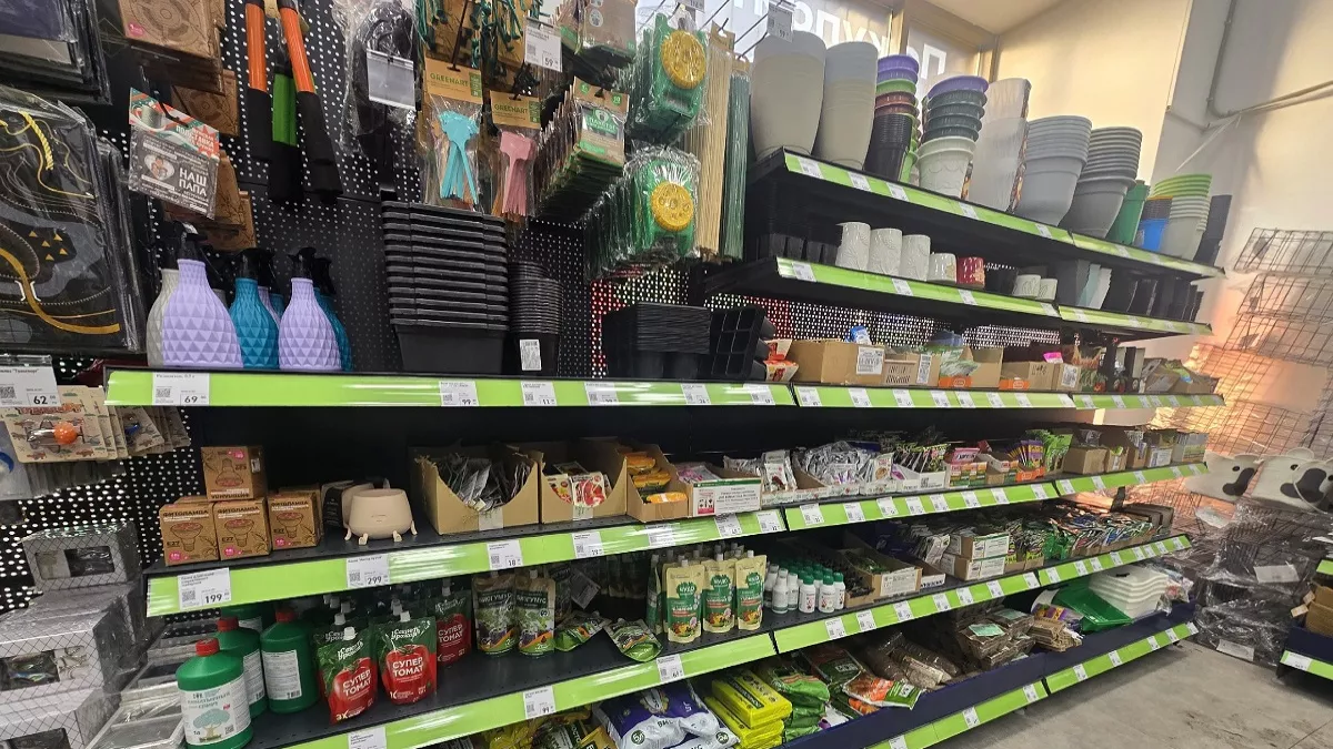 Балкон мечты за копейки: как я обновила кашпо и опоры для цветов в Fix Price