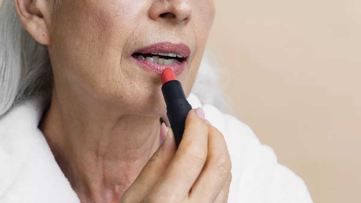 Как правильно наносить помаду после 50 лет, чтобы не подчеркнуть морщины: 4 хитрости визажистов