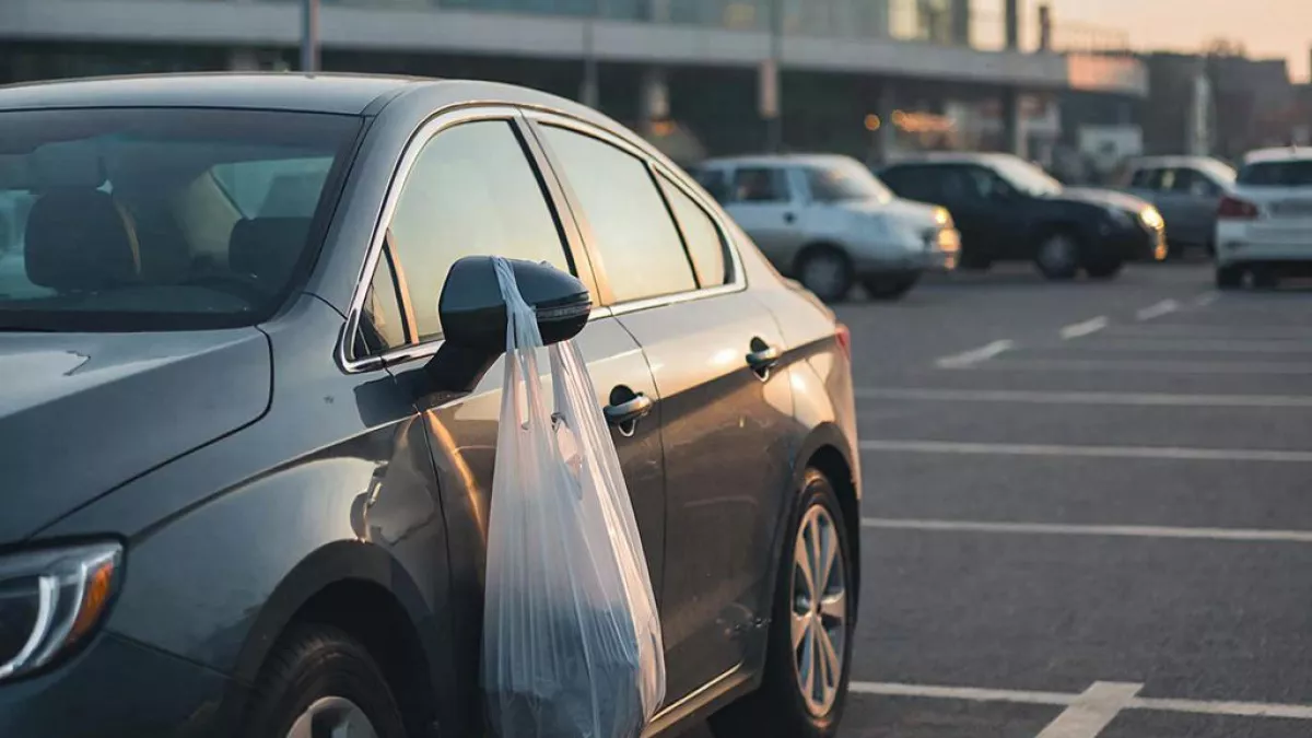 Пакет на зеркале — не мусор, а приманка: новая схема угона, о которой молчат в новостях