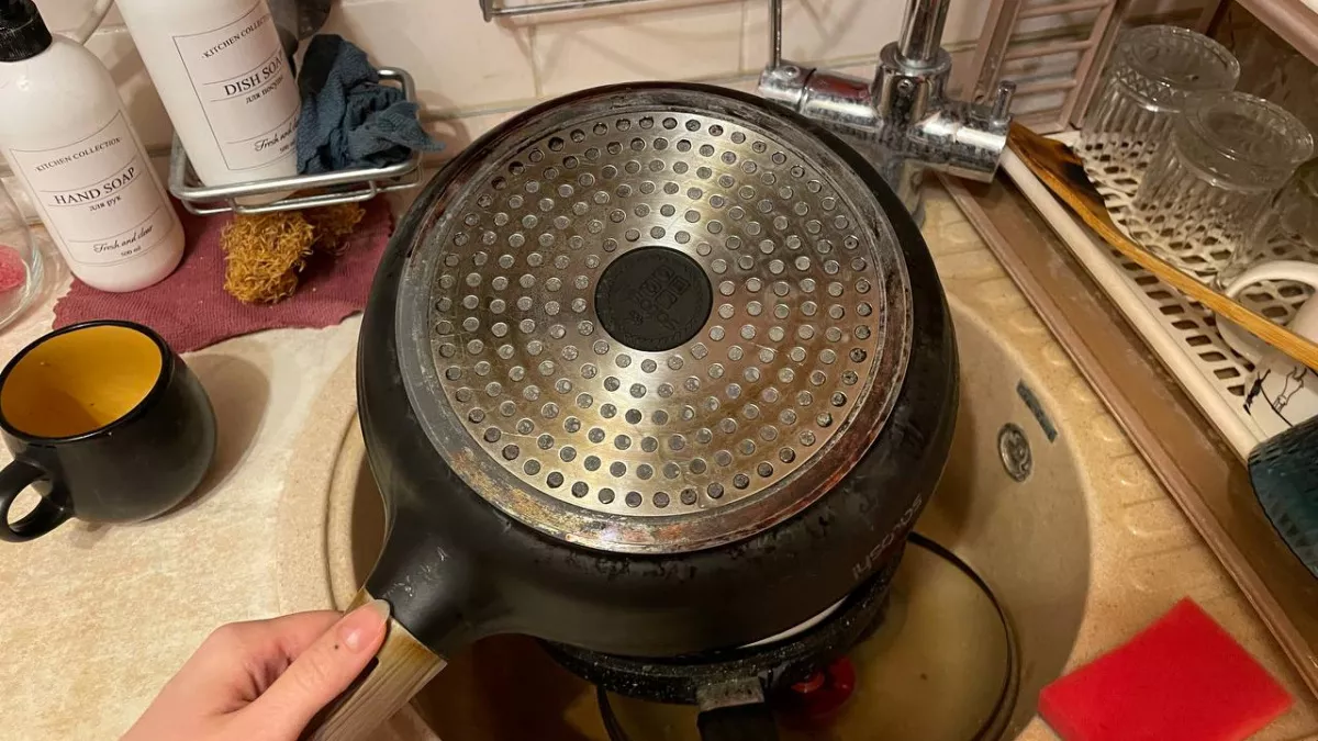 Простой метод «4 таблетки» — и сковорода как новая: древний нагар счищаю пальцем