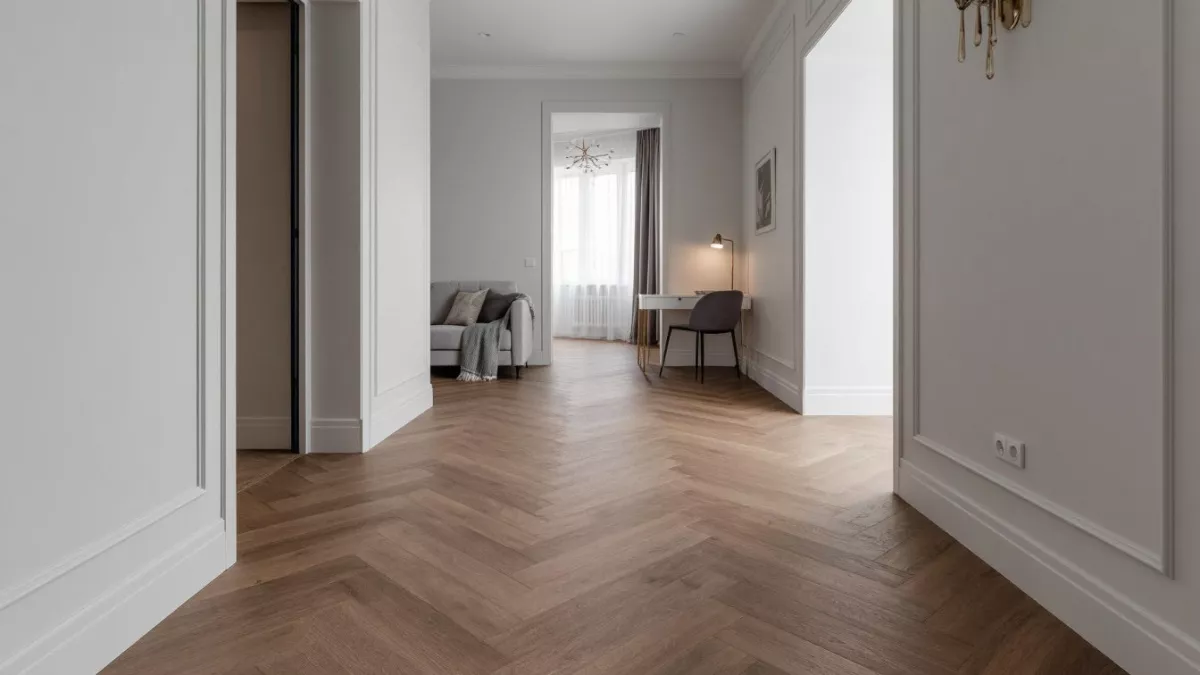 Не «елочкой» единой: как новая укладка ламината делает комнату визуально просторнее