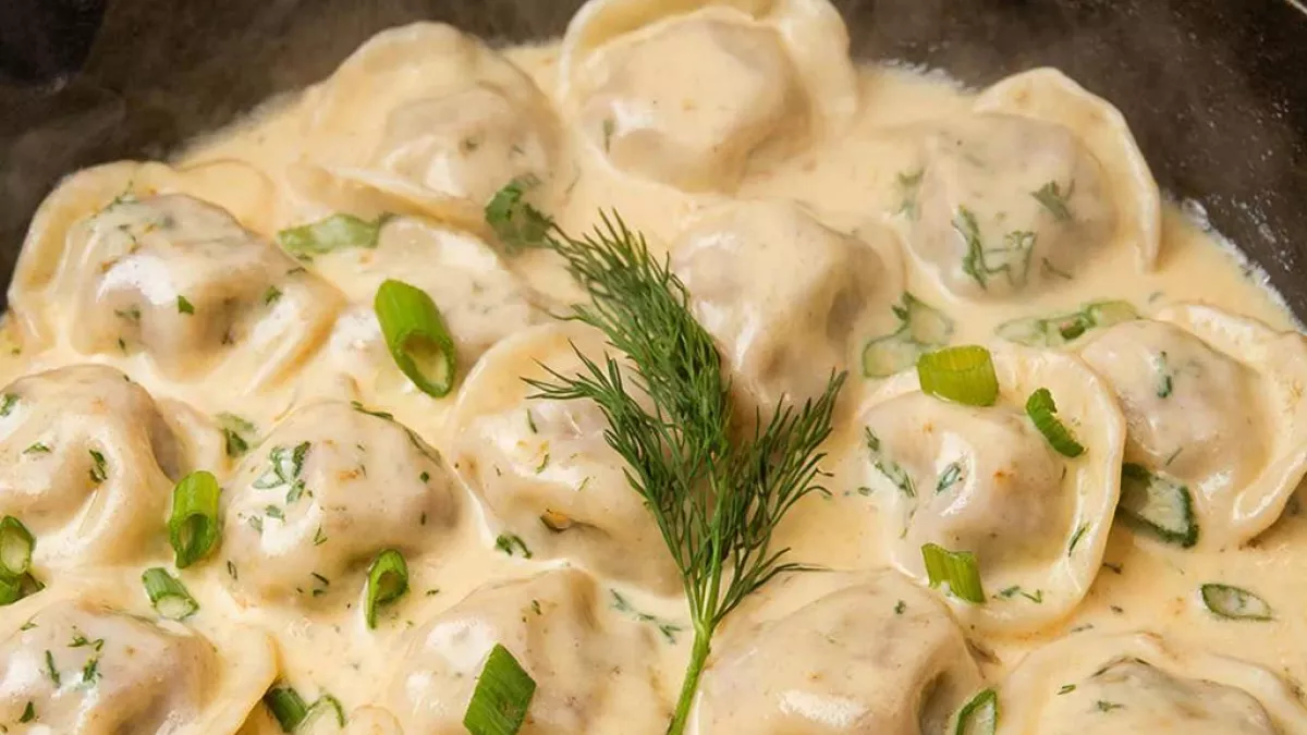 Пельмени не варю и не жарю - готовлю их "по-столичному". Даже магазинные пельмени будут вкуснее ресторанных