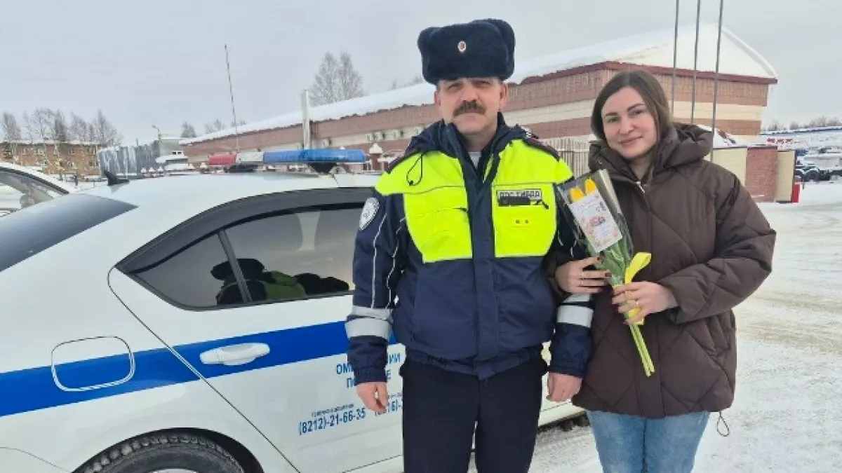 Сотрудники ГАИ Ухты с букетами навестили жён командированных коллег