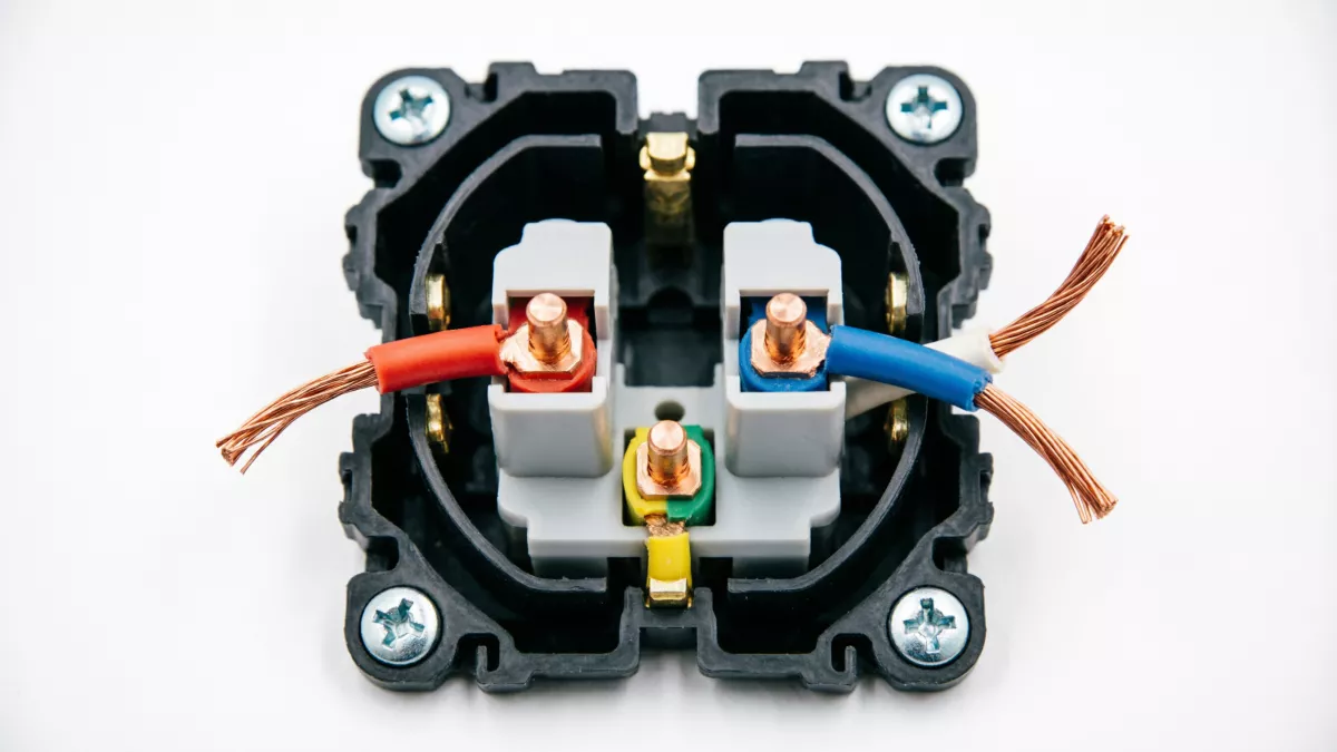 Два провода, и столько ошибок: вот где должна быть фаза в розетке по негласному правилу электриков – запомните