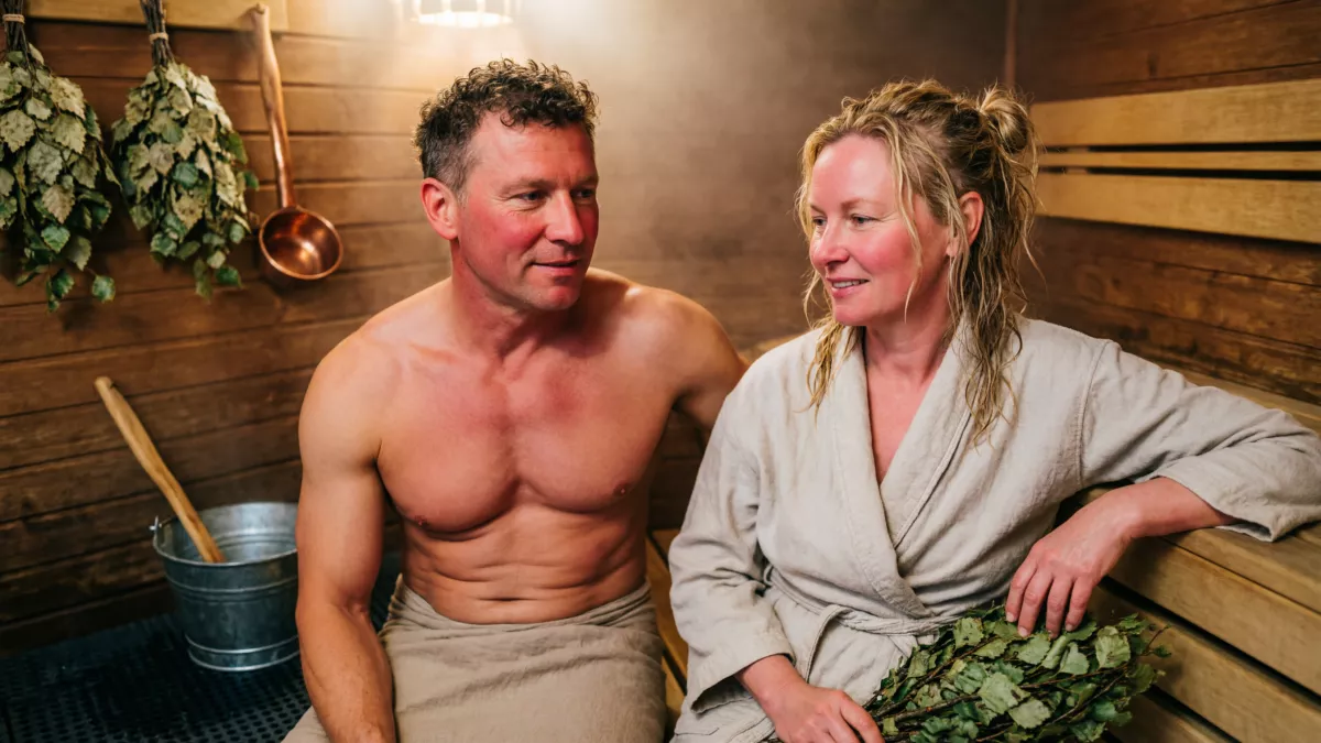 Моются прямо с мужчинами и не парятся о внешности: подруга рассказала, как живут женщины в Германии