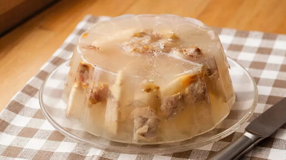 Этот холодец такой бюджетный, что его можно готовить тазами и не разориться – но получается очень вкусно: вот рецепт