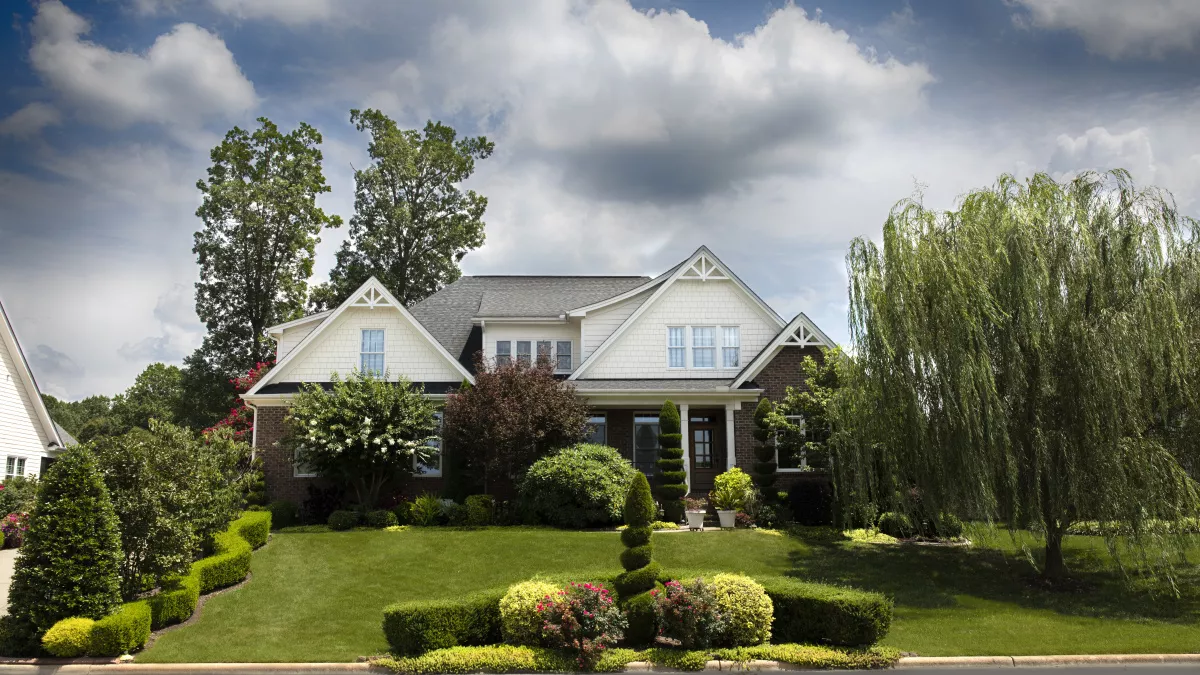 "Я построил его за 9 продаю за 4": почему по всем деревням начали за бесценок продавать дорогие дома