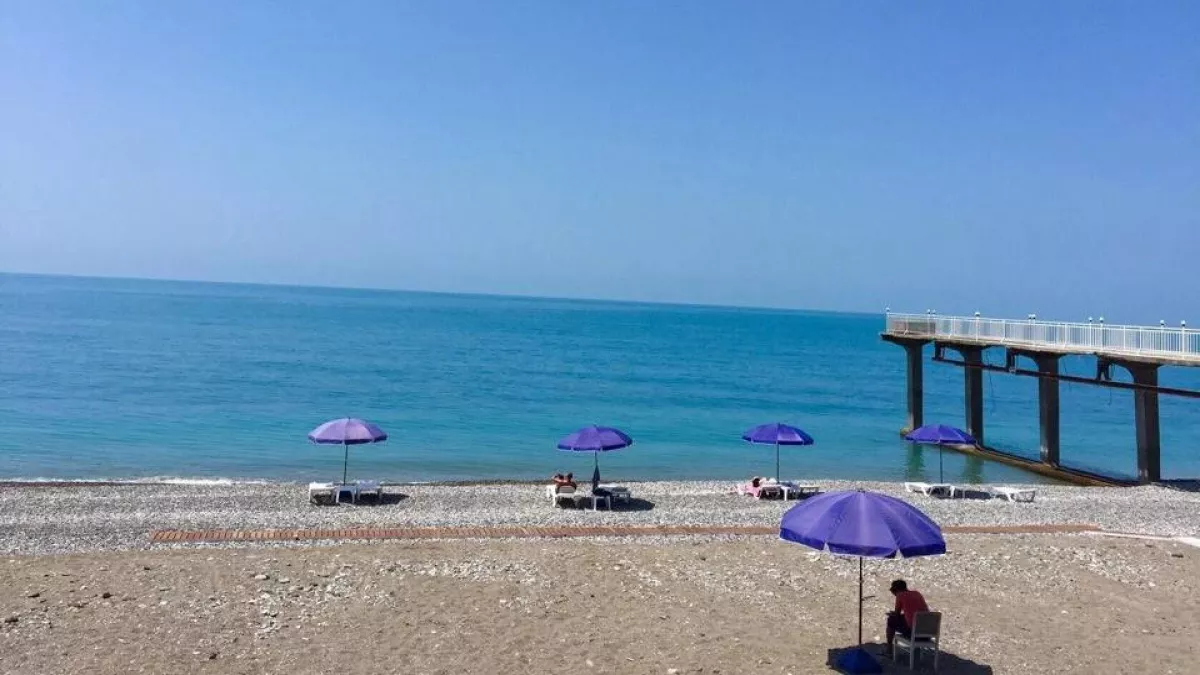 Тёплое море, песок, огромный пляж и почти нет людей: нашли райский уголок в Крыму