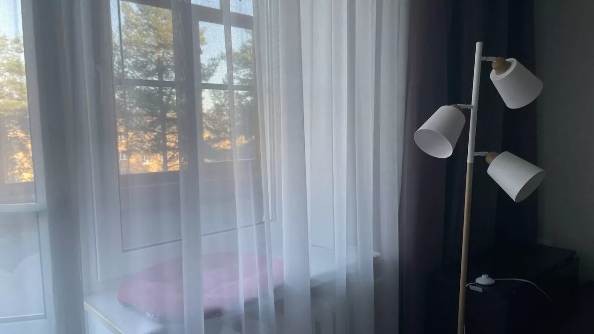 Даже самый желтый тюль засияет белизной: 1 дешевое средство обновит даже самые старые занавески