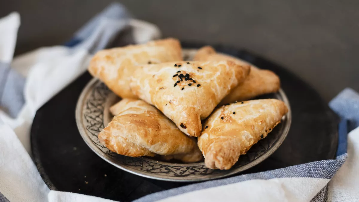 Постные пирожки «без хлопот»: слоистые, с характерной кислинкой, которые хочется печь снова