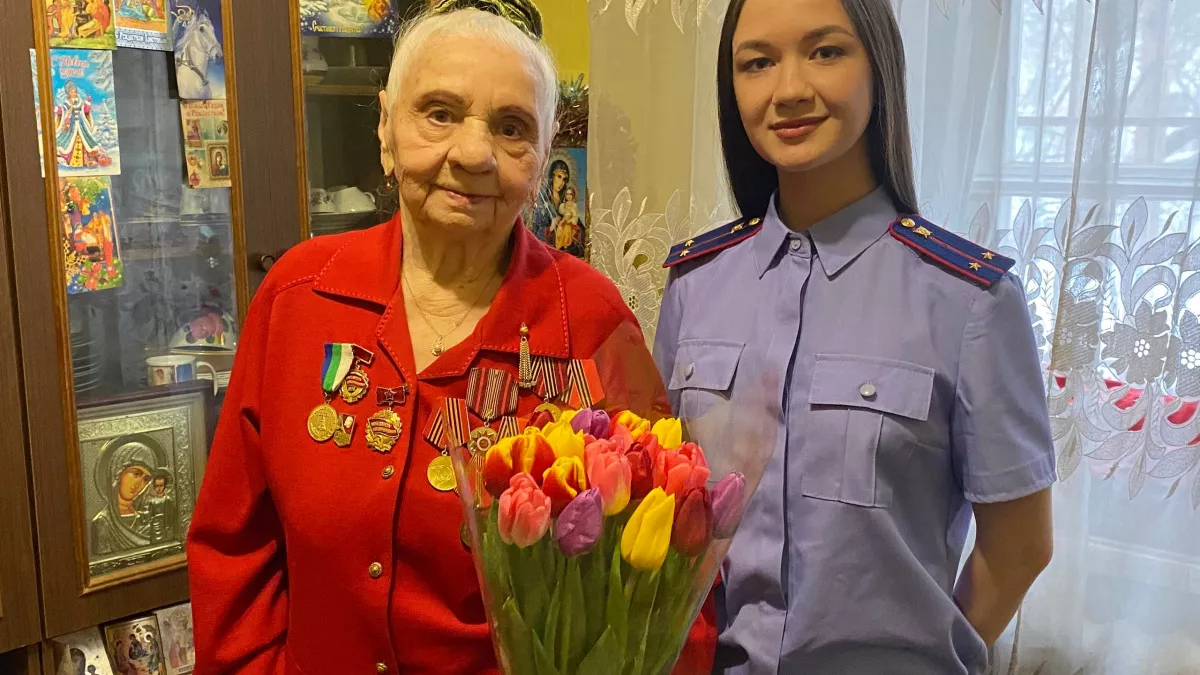 Труженицу тыла из Ухты поздравили с Международным женским днем