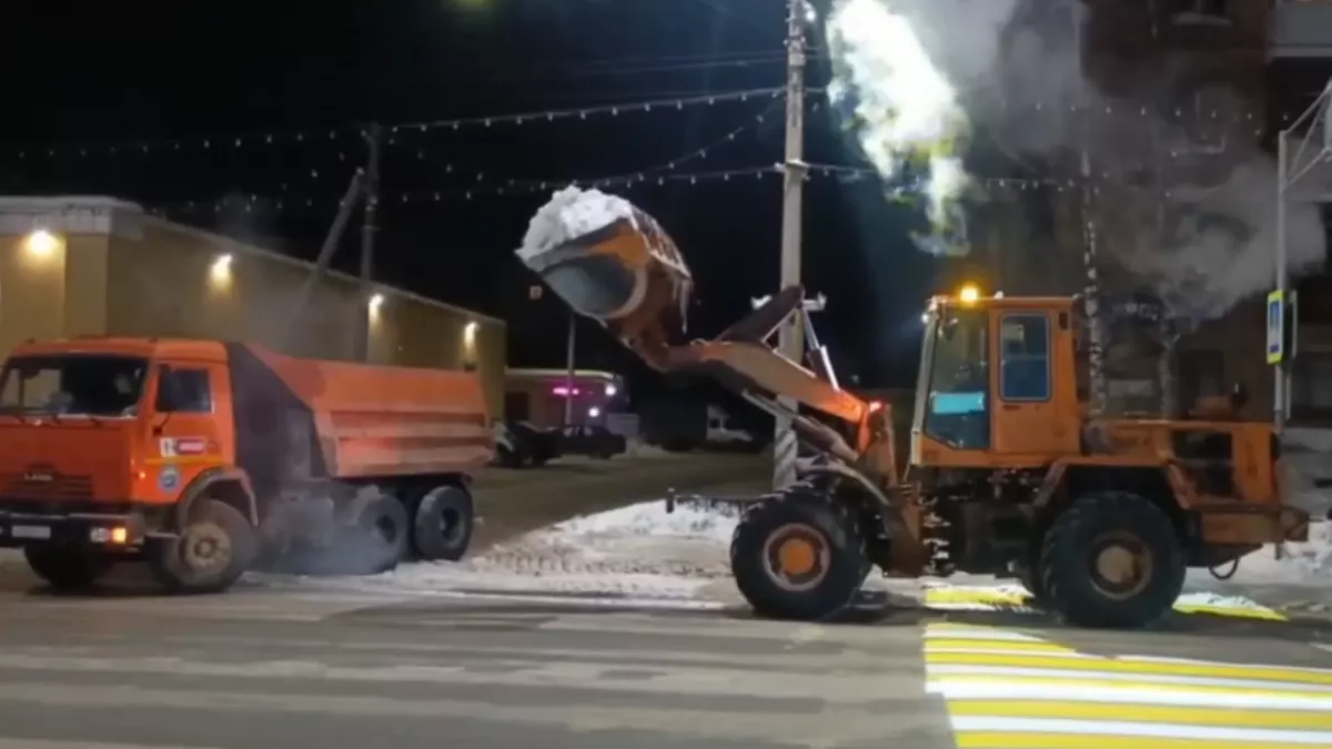 С улиц Ухты за ночь вывезли 300 кубометров снега