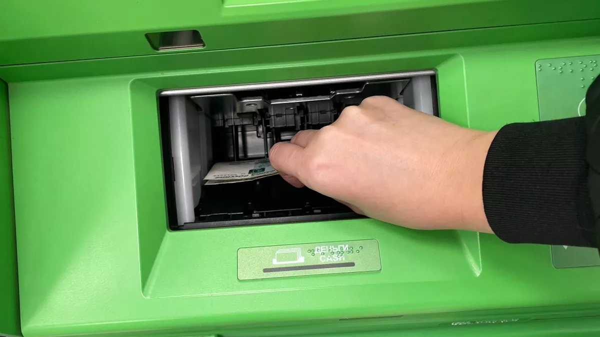 Зачем кто -то намеренно забывает карту или деньги в банкомате - схема обмана