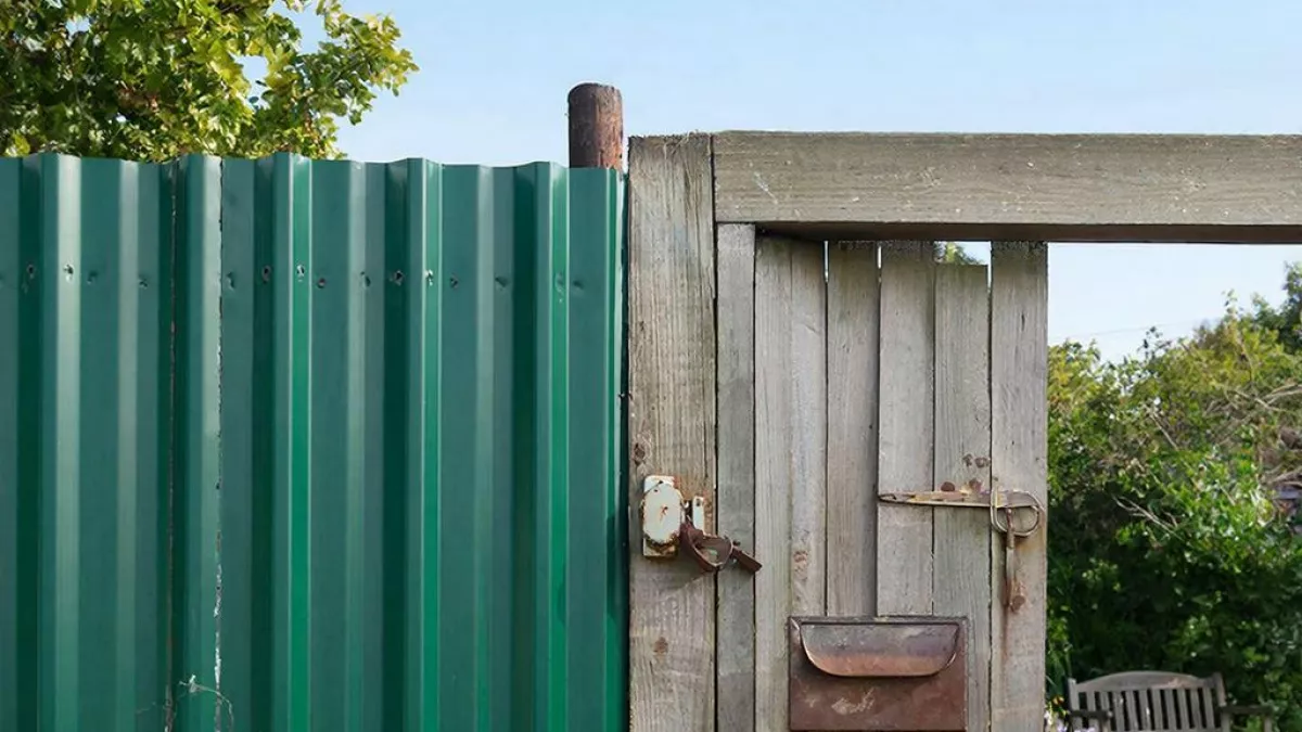 Эта грубейшая ошибка при установке забора накажет вас в первую же весну – вот как не надо делать