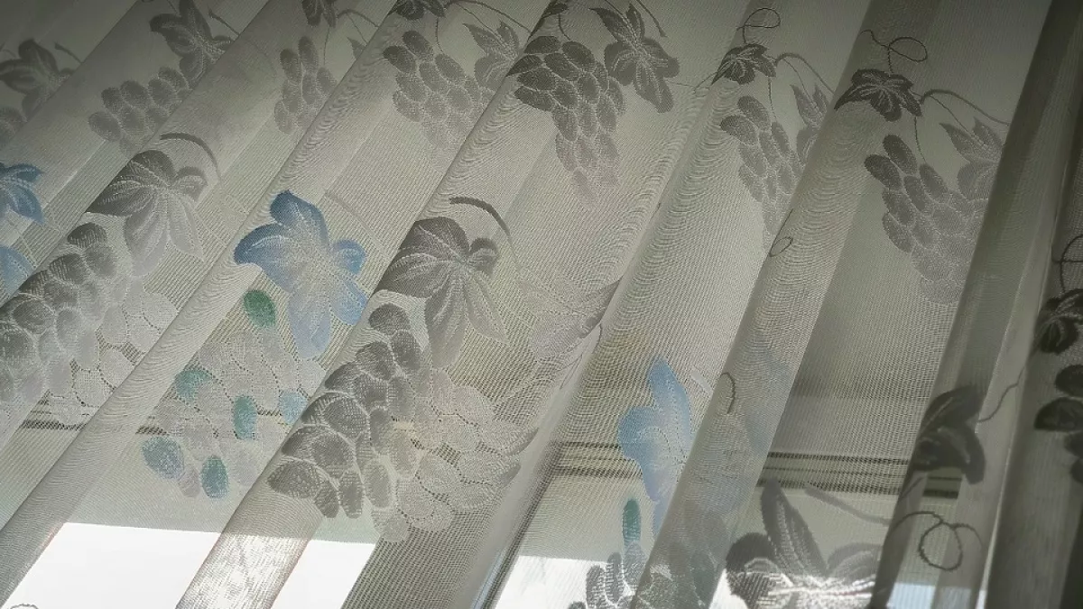 Кружевной тюль больше не в моде: чем советуют заменить громоздкие ткани для стильного ремонта