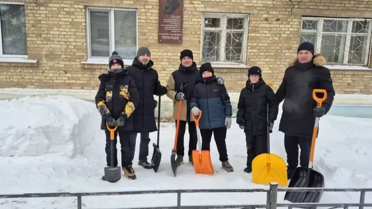 Школьники Ухты расчистили снег у памятников героям войны