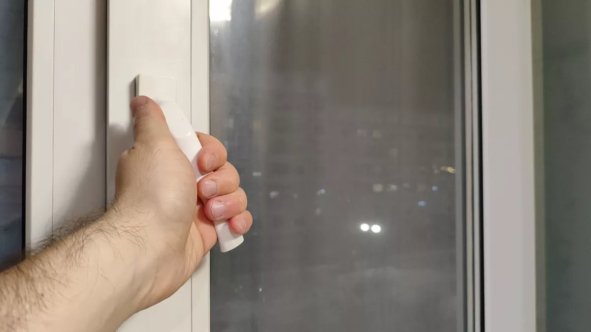 Ручка на пластиковом окне не закрывается до конца? Хватит их ломать – вот как это исправить за 2 минуты