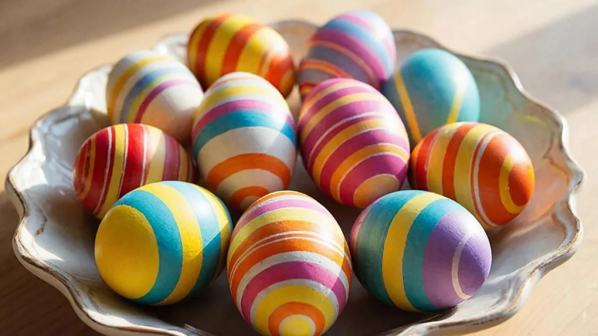 Не просто яйца — а цветные "полосатики": 3 самых оригинальных способа покраски яиц за 5 минут 