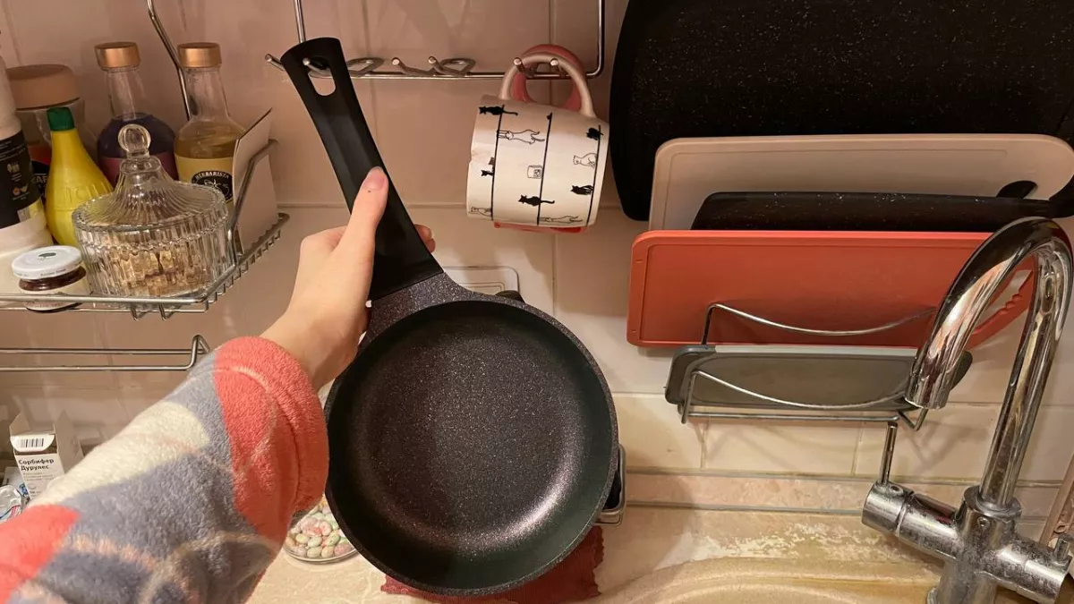 Не для крючка: вот зачем на самом деле нужна дырка в ручке сковороды — мало кто знает, для чего это нужно