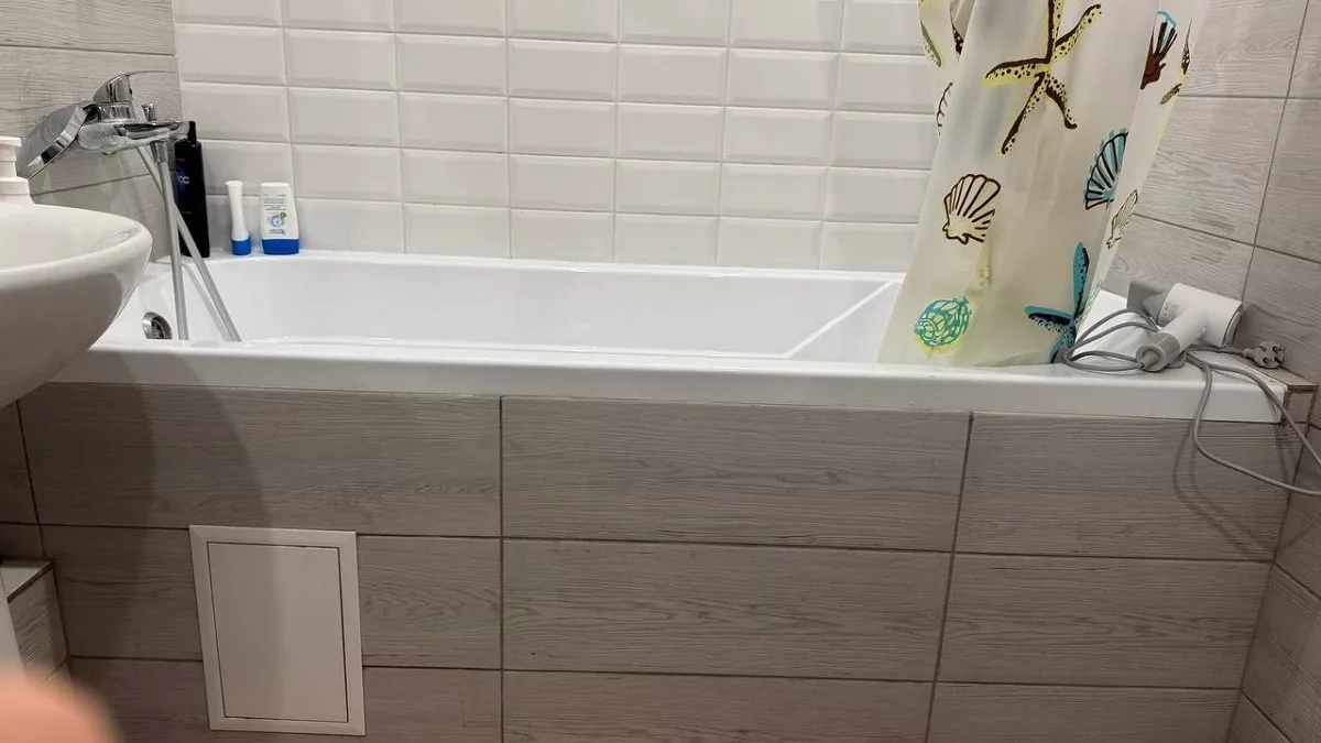 Плиточный пол в ванной больше не в моде: этот материал выбирают опытные мастера -  дешевле, теплее и проще в укладке