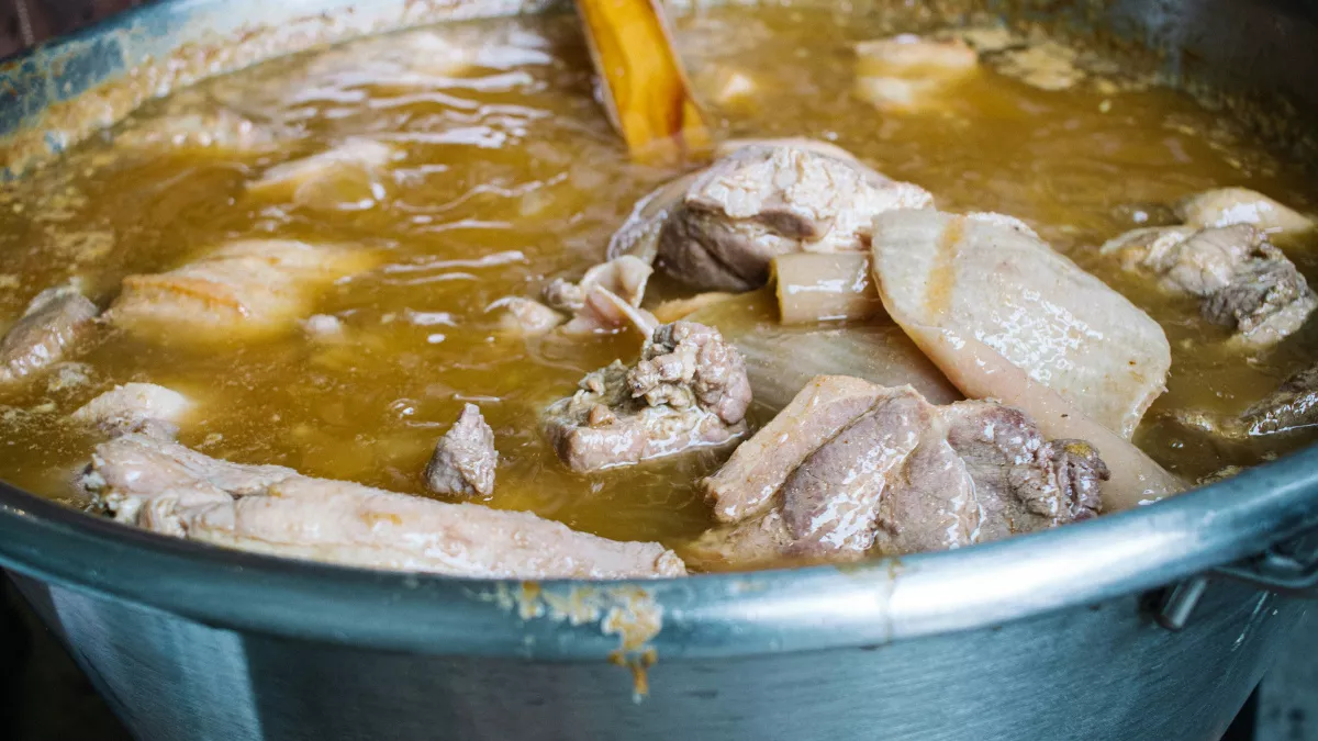 Нужно ли сливать «первую воду» при варке мяса: рассказал шеф-повар - запомните раз и навсегда