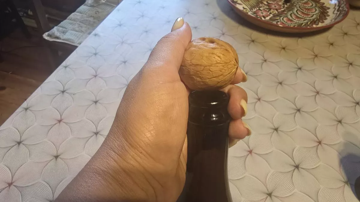 Грецкие орехи больше не чищу - использую бутылку: легко как щелкать семечки - ядра целые, никой грязи и осколков