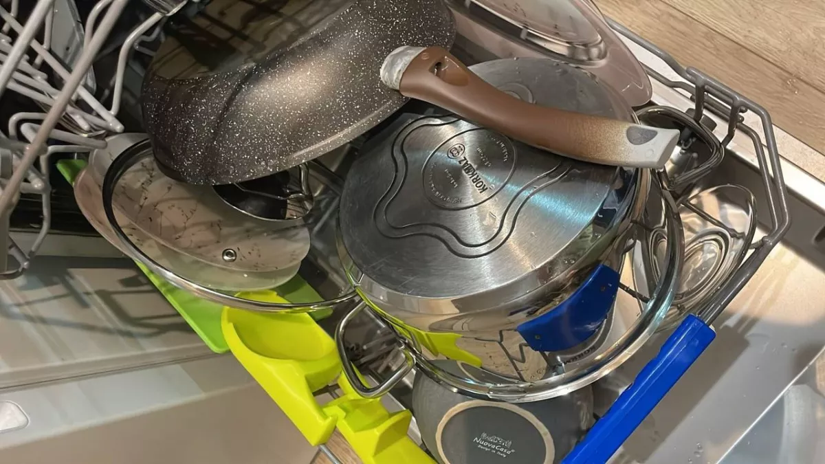 1 таблетка и заливаю водой на ночь — и утром стойкий нагар слетает с кастрюли: посуда вновь засияет чистотой