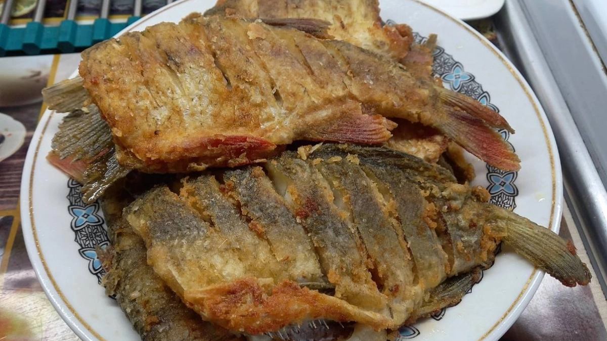 Рыбу не жарю и в духовку не ставлю: заворачиваю в фольгу и томлю 10 минут на сковороде — сочнее еще не получалось