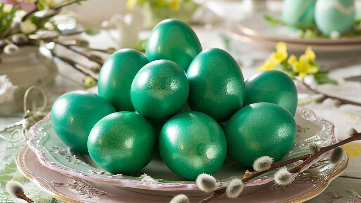"Изумрудные" яйца на Пасху: красивый цвет яйцам придадут 2 травы — забытый метод с двумя травами