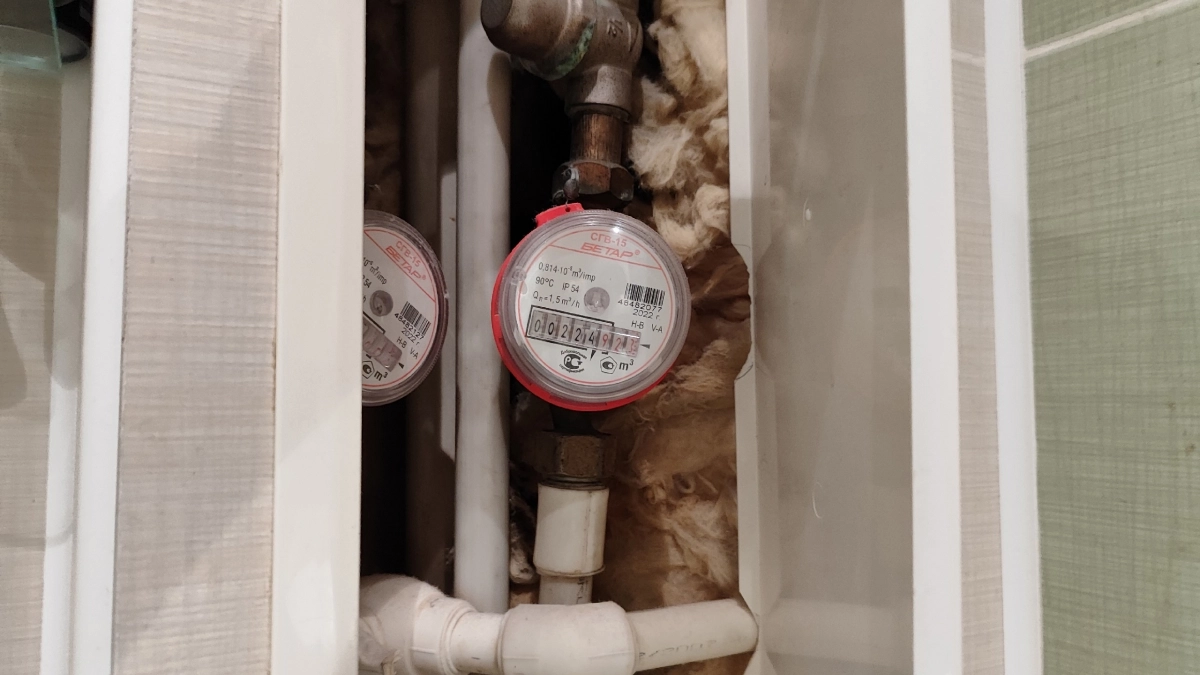 Счетчик воды не перестает крутиться даже при закрытых кранах: проверенные методы устранения проблемы