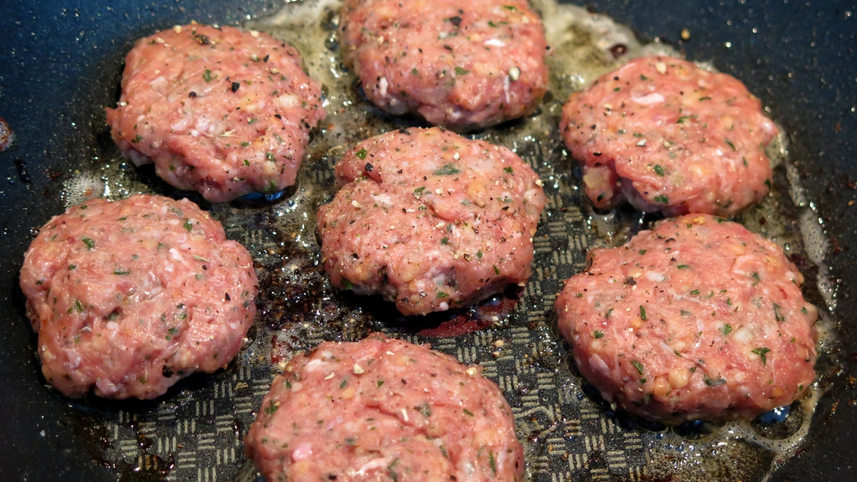 Обычные котлеты отдыхают: с этим ингредиентом они будут легкими как весеннее облачко - всего одна ложка